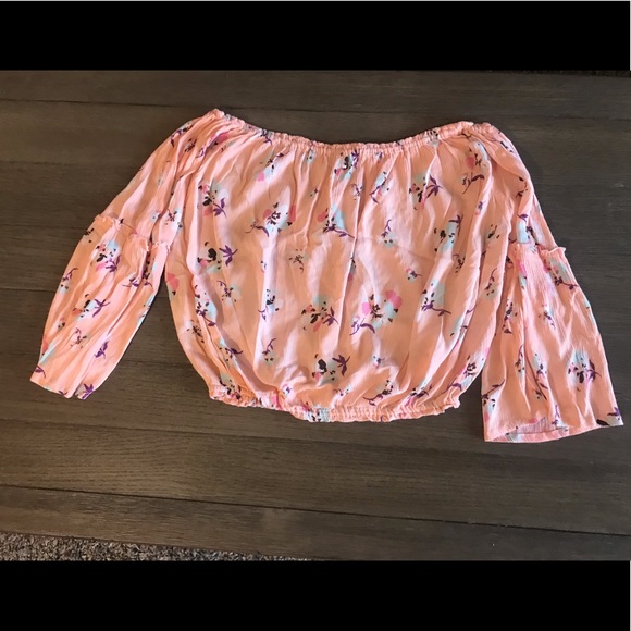 3/$25 ———  
Like New Off The Shoulder Crop Top - Picture 3 of 4